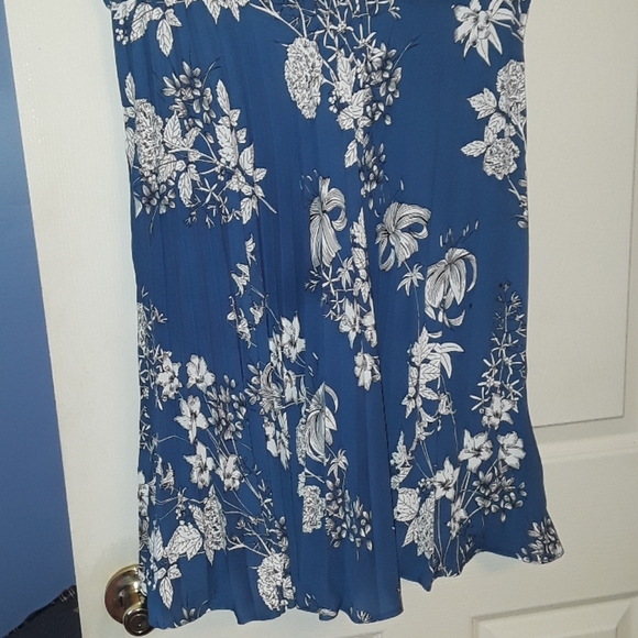 Banana Republic Dress Blue White Floral Pleated 10 - Picture 4 of 6